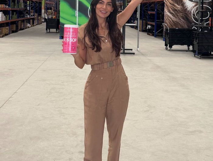 <h2>Nossa <em>história</em></h2><p>A arrojo nasceu de uma reconstrução.</p><p><strong>Mariana Arrojo</strong>, esteticista e apaixonada por autocuidado, sempre acreditou em viver a vida com presença. Mas houve um momento em que o corpo não respondia, a rotina pesava e a vontade de viver com intensidade parecia distante.</p><p><strong>Em vez de aceitar, ela buscou.</strong> Testou métodos reais, criou rituais simples e ficou apenas com o que funcionava de verdade no dia a dia.</p><p>Quando voltou a se sentir inteira, começou a compartilhar. Primeiro com amigas. Depois com clientes. De boca em boca, o cuidado virou hábito e o hábito virou a Arrojo.</p><p>Uma marca criada para mulheres que escolhem se escutar, se reconstruir e viver no próprio ritmo.</p><p><strong>Sentir é coragem. A Arrojo é escolha.</strong></p>